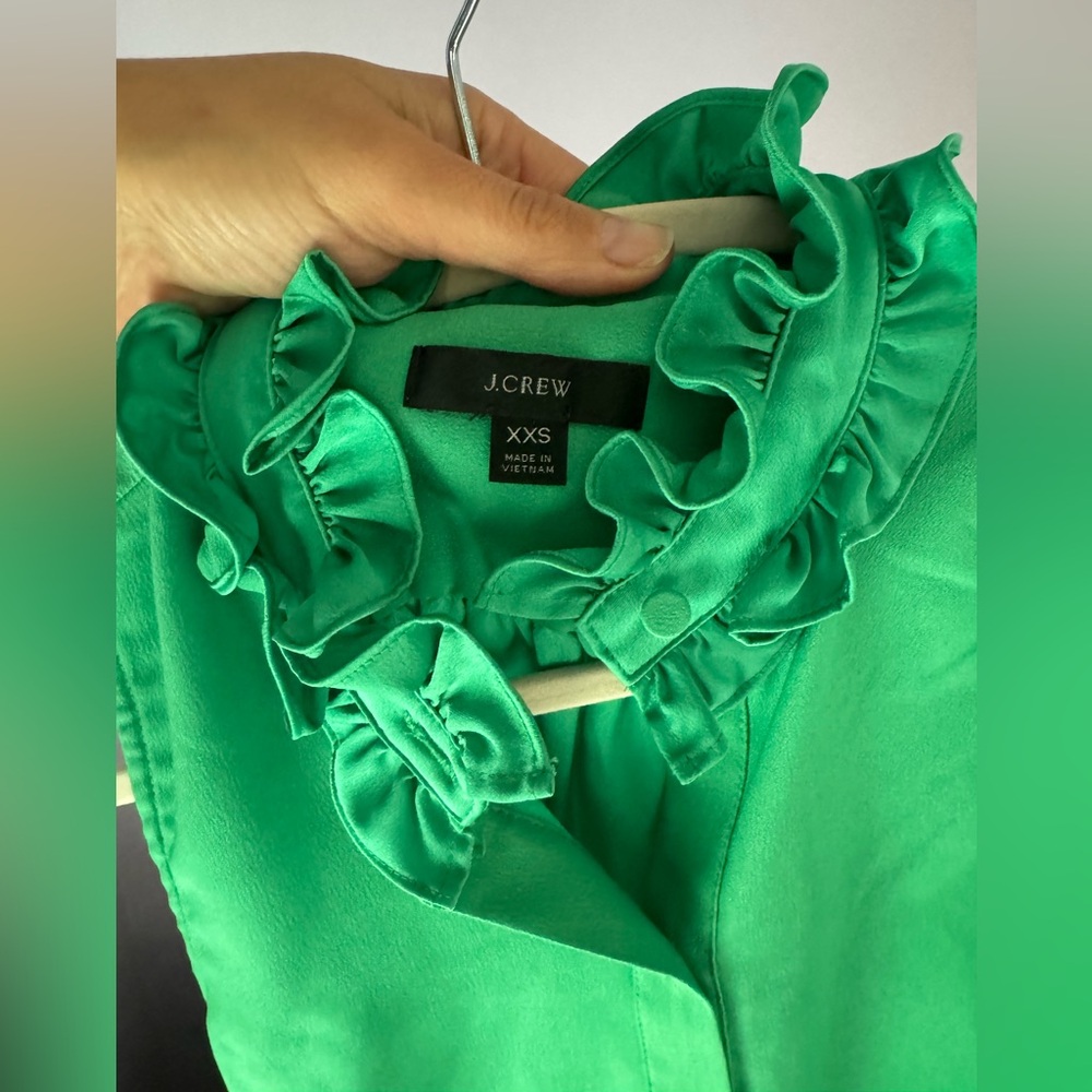 XXS J crew sleeveless blouse with ruffles - Picture 2 of 3